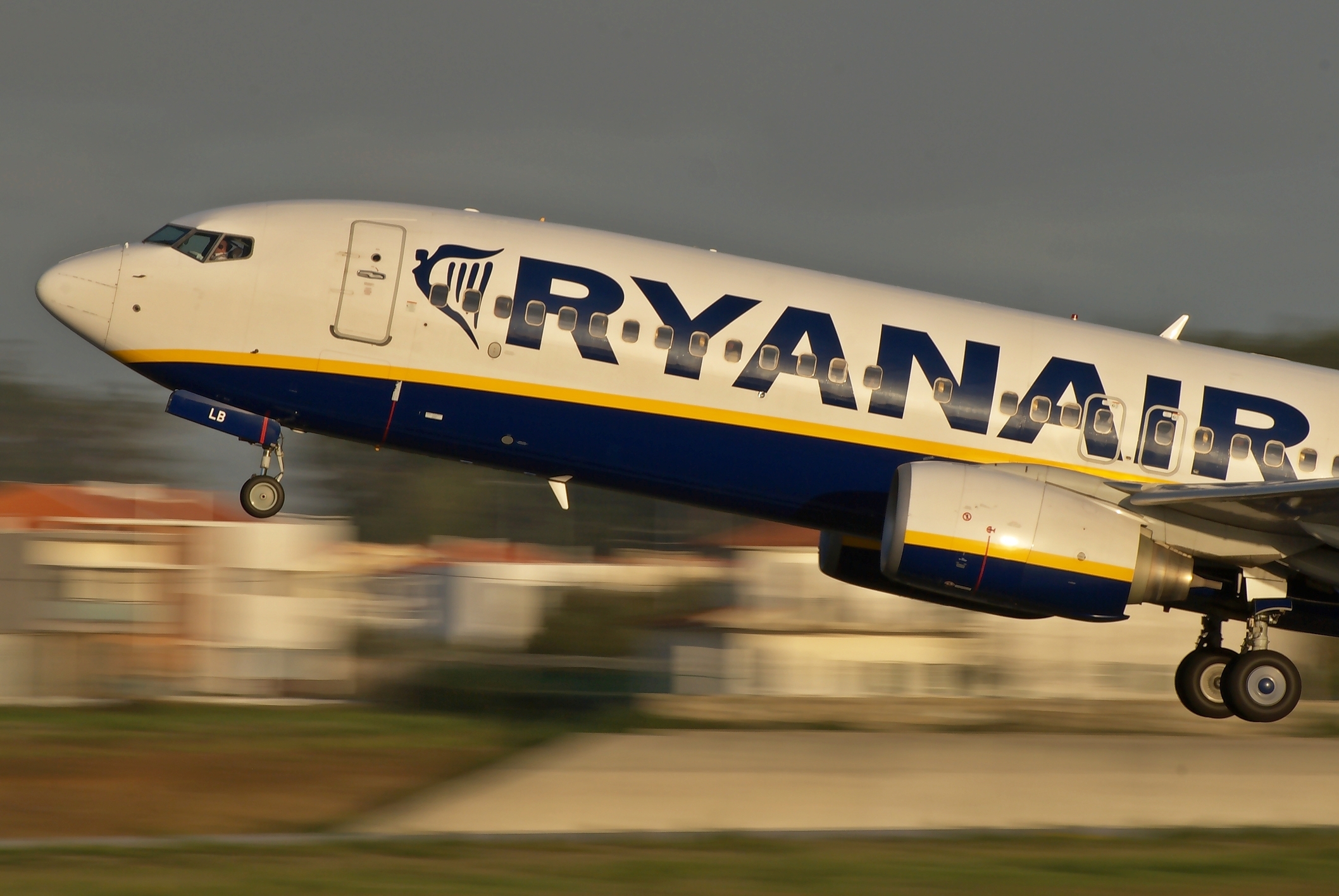 Ryanair reduce activitatea în Europa: compania se retrage de pe 13 aeroporturi