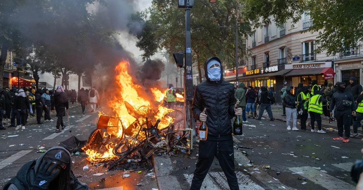 Emmanuel Macron promite sancțiuni dure după violențele care au zguduit Franța