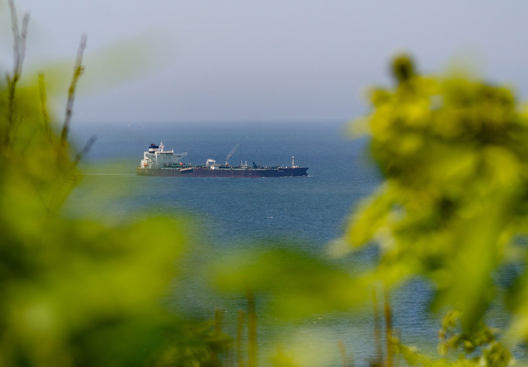Un petrolier a luat foc în strâmtoarea Ormuz după impactul cu o mină marină, conform Teheranului