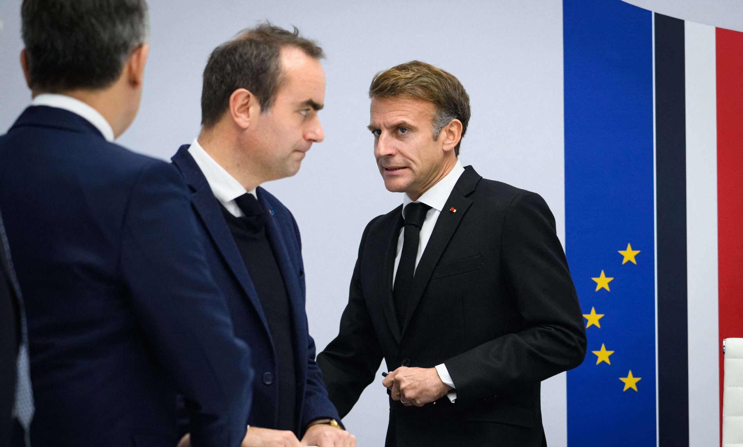 Emmanuel Macron refuză demisia ministrului de Interne după violențele din Franța