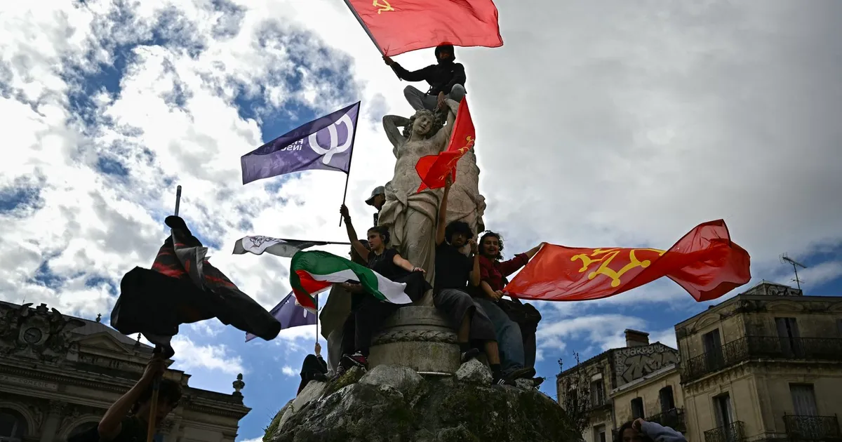 Simboluri sovietice și rețele radicale în spatele protestelor violente din Franța