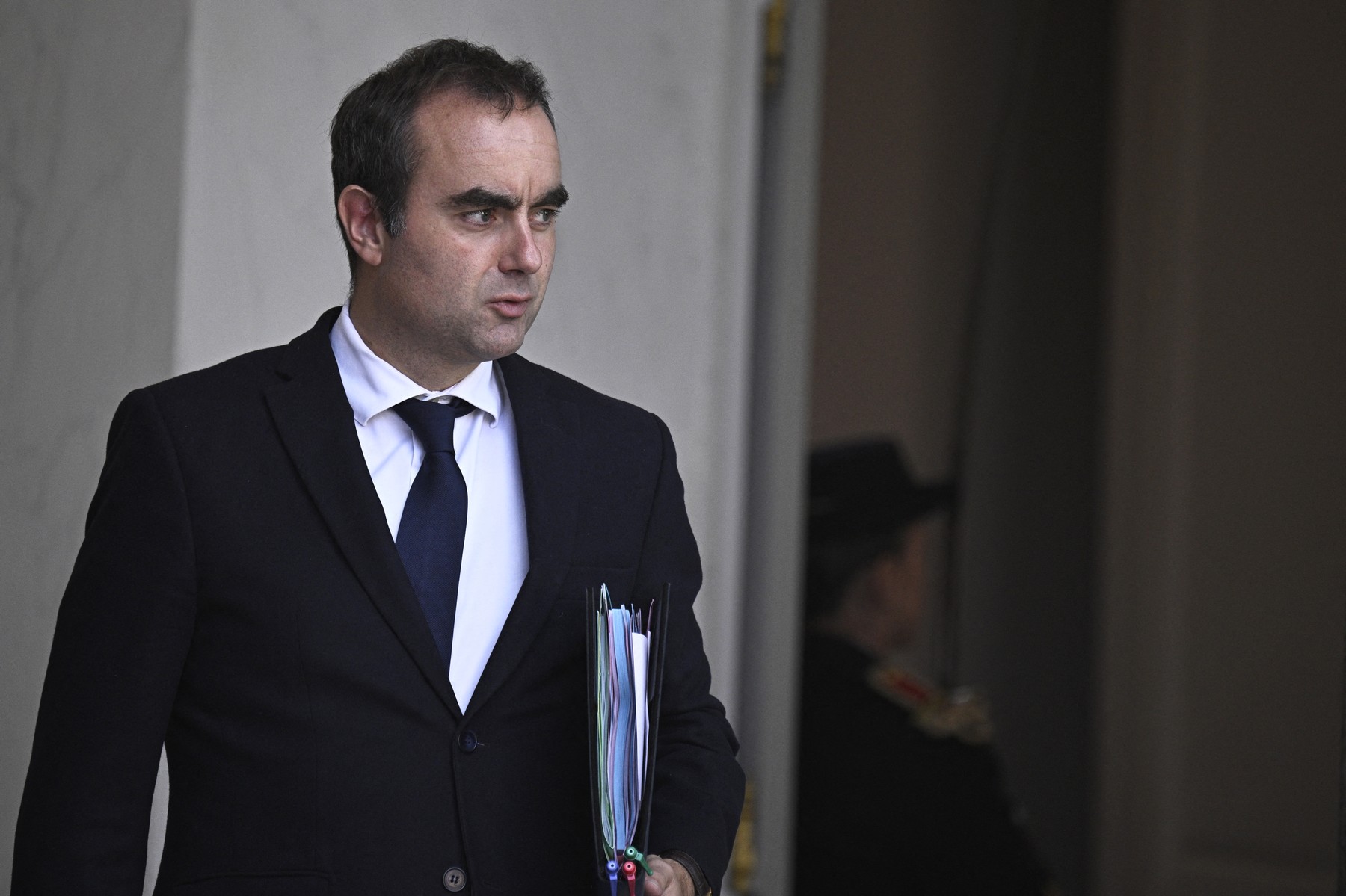 Franța va impune stări de asediu parțiale după revoltele violente care au afectat marile orașe