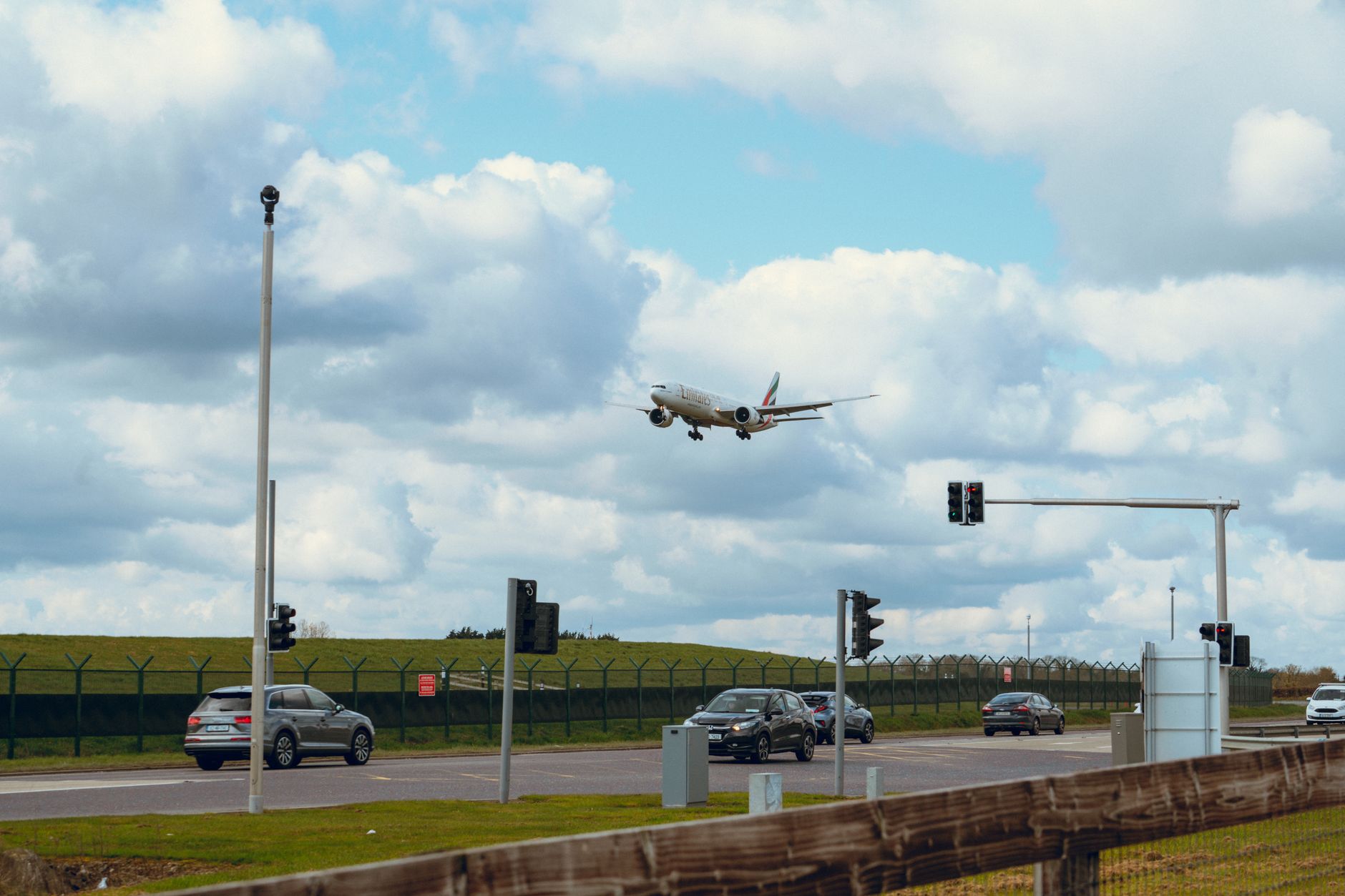 Incident la aeroportul din Leipzig: o mașină a rupt gardul perimetral în apropierea avioanelor rusești