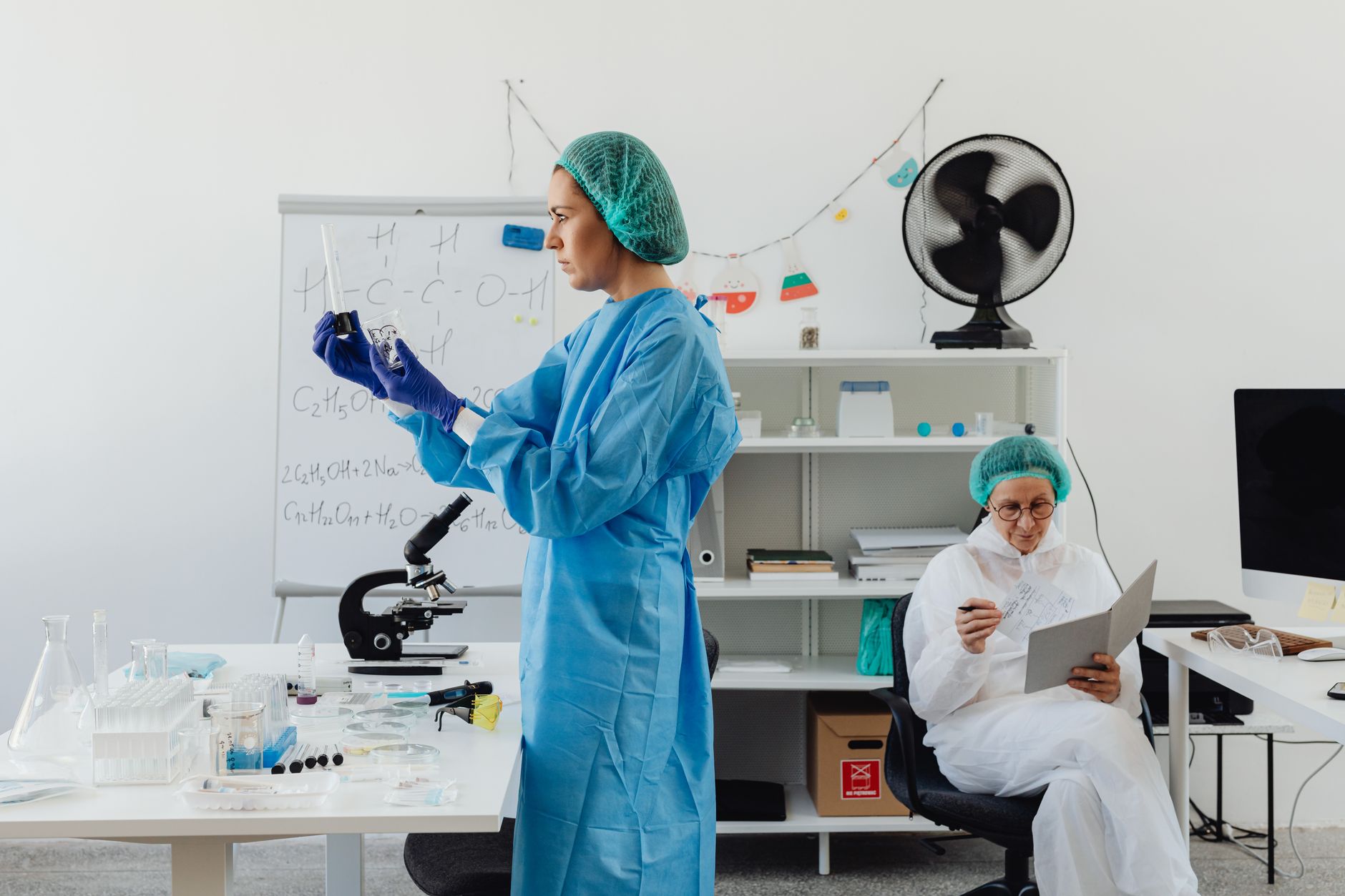 Comisia Europeană limitează utilizarea inteligenței artificiale în evaluarea proiectelor de cercetare