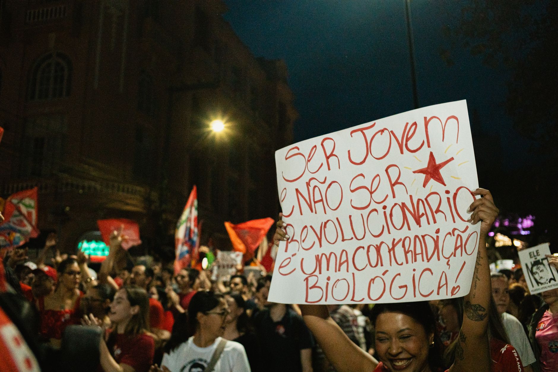 Proteste violente în Franța: creșterea costului vieții și criza bugetară alimentează agitația socială