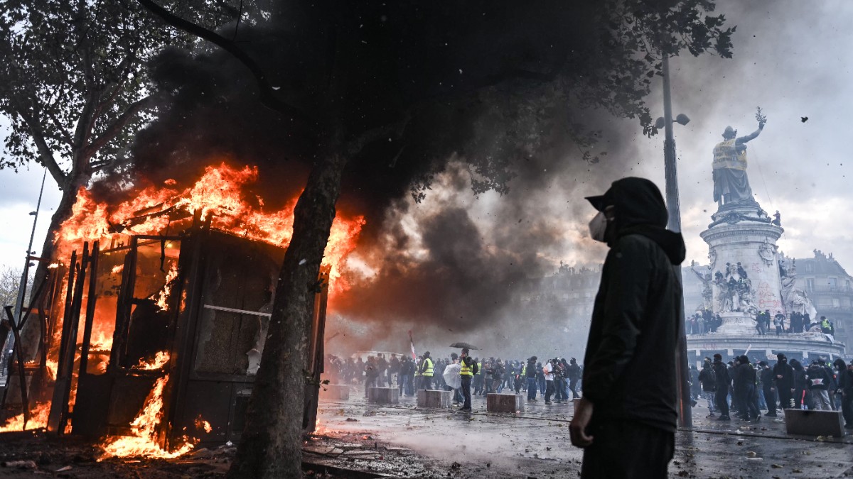 Franța impune restricții de circulație după protestele violente care au lăsat pagube de milioane de euro