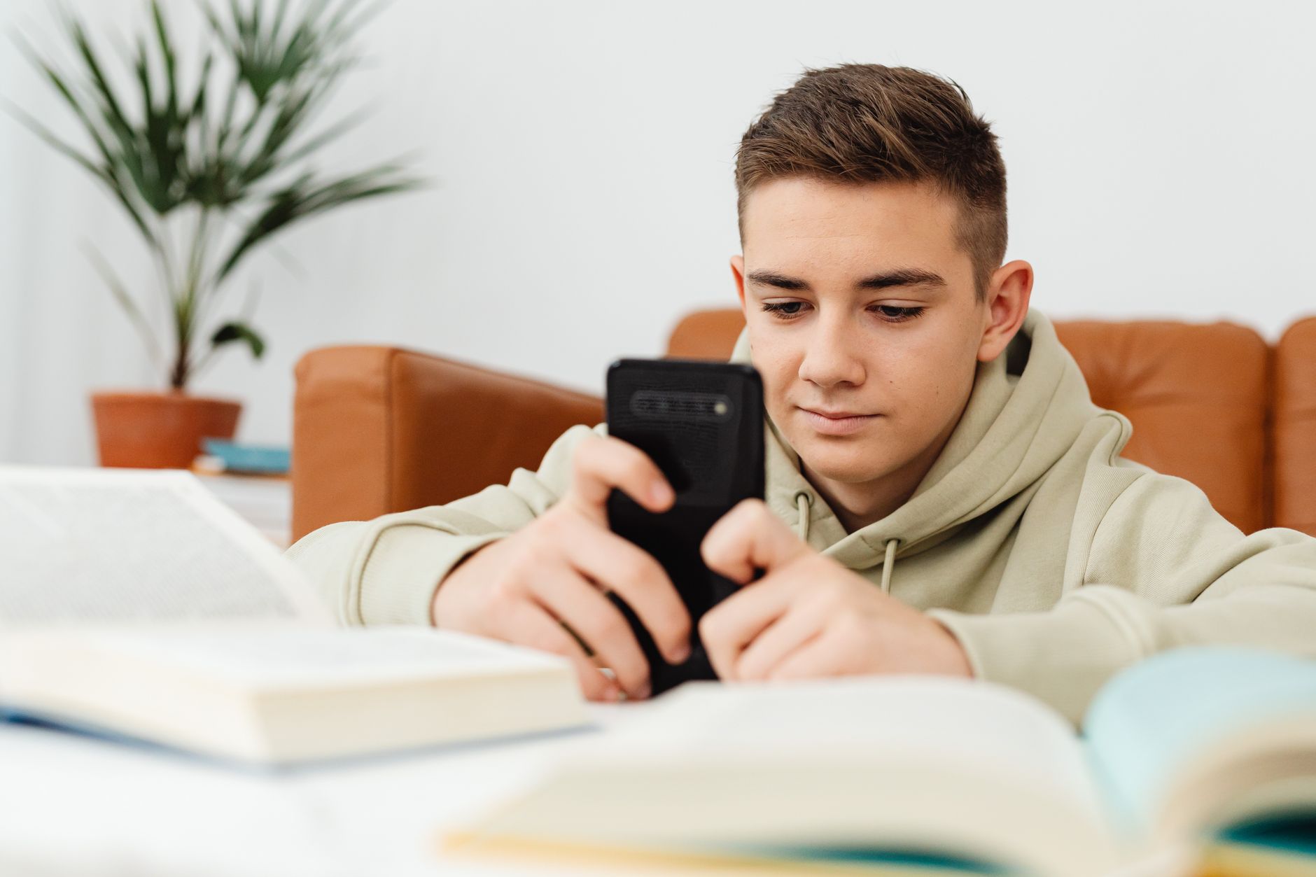 Norvegia pregătește interzicerea accesului copiilor sub 16 ani la rețelele sociale și jocuri online dăunătoare