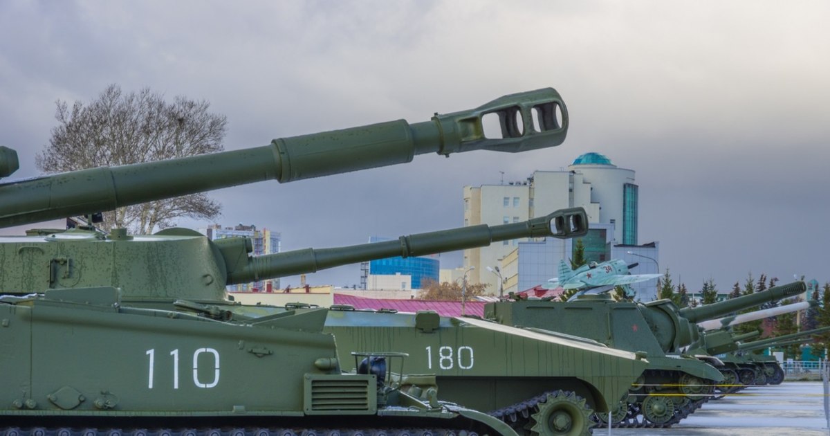 Rusia își reface rezervele de blindate în depozite aflate la doar 500 de kilometri de granițele NATO