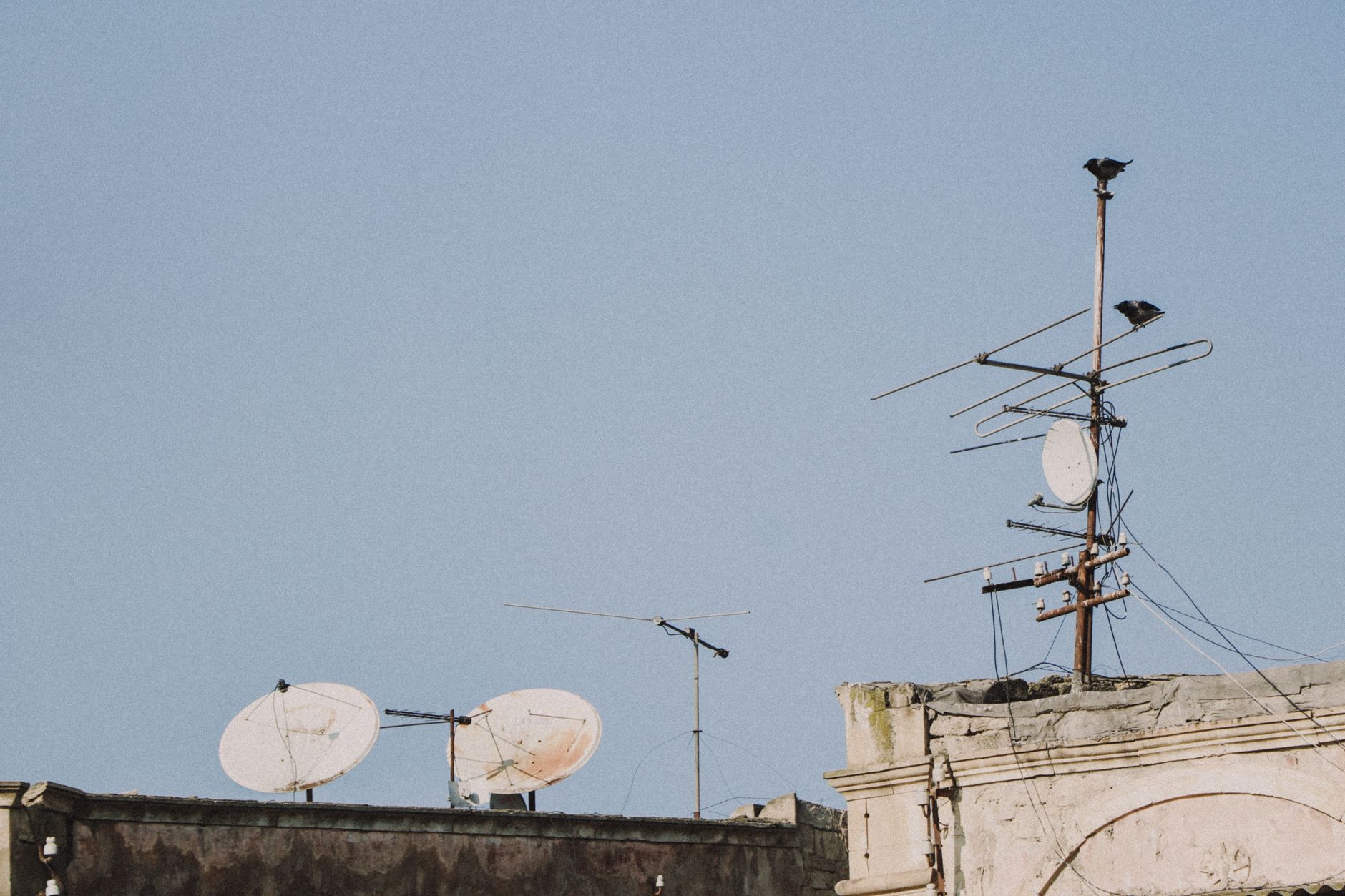 Operatorii de telefonie mobilă din Europa vor să concureze cu Starlink prin servicii prin satelit