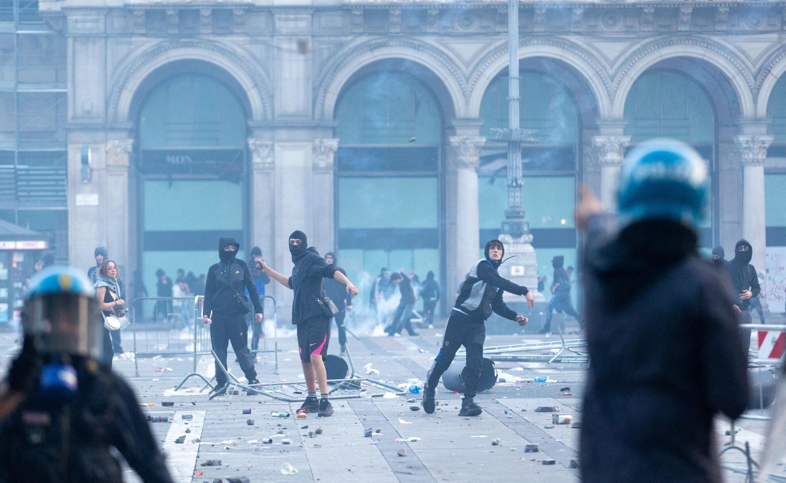 Italia se confruntă cu un val de proteste violente în nordul țării, Milano fiind epicentrul incidentelor