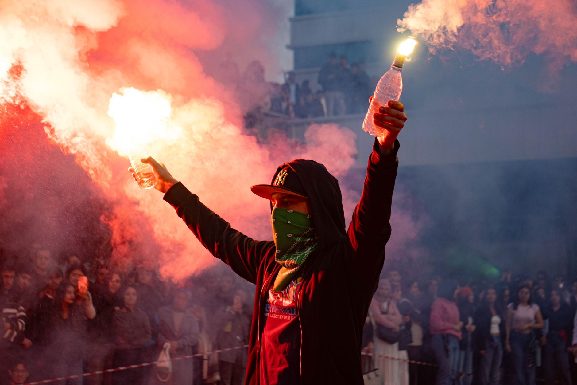 Protestele violente din Franța scot la iveală criza de autoritate a lui Macron în pragul sfârșitului mandatului
