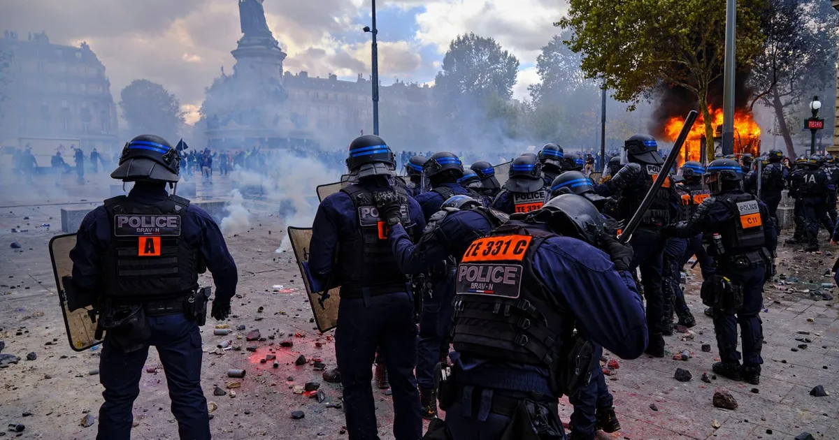 Europa, afectată de revolte violente: Franța impune restricții, Italia trimite armata în Milano