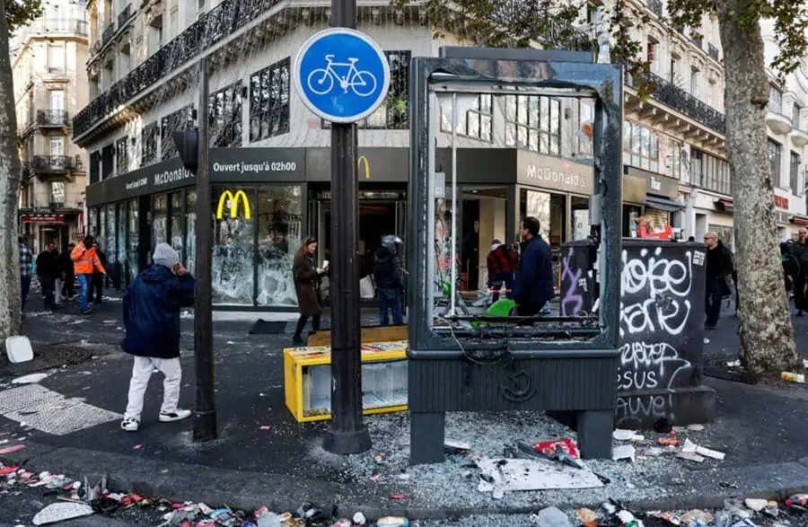Franța sub restricții de circulație după valul de proteste violente care au afectat numeroase orașe
