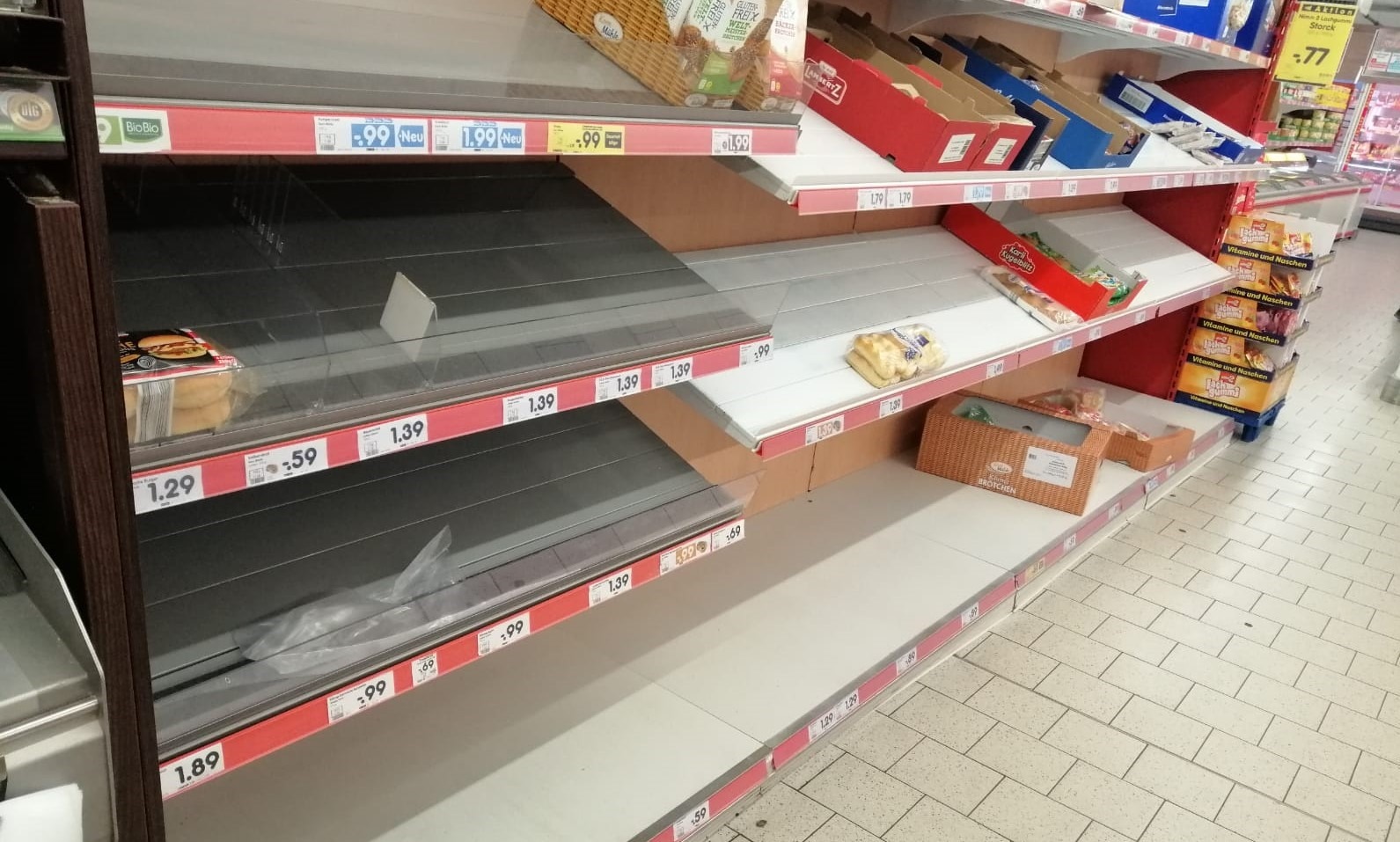 Criza aprovizionării în sudul Italiei: Supermarketurile rămân fără produse după blocajele transportatorilor