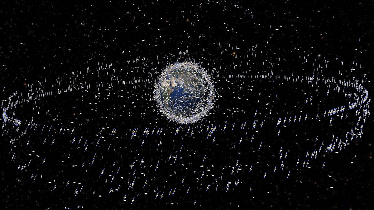 Satelit militar rusesc s-a apropiat periculos de un satelit american care furnizează imagini Ucrainei