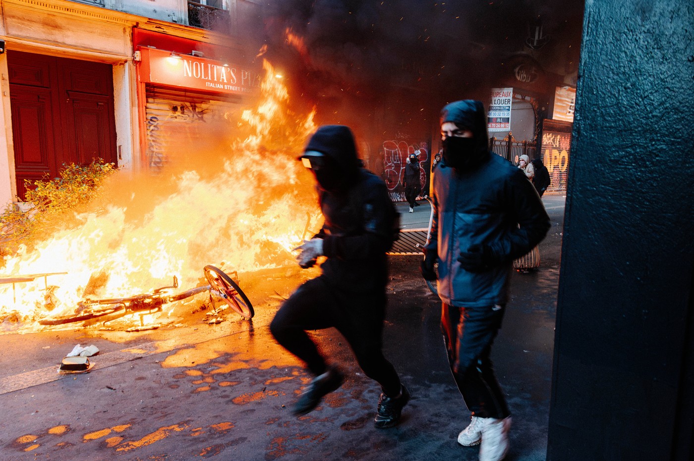 Violențele din Franța sunt exploatate de lideri politici și de administrația Trump și Kremlin