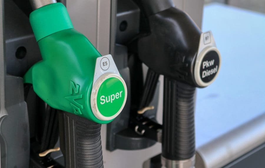 Polonia intenționează reintroducerea unei taxe pe profiturile excepționale ale companiilor petroliere