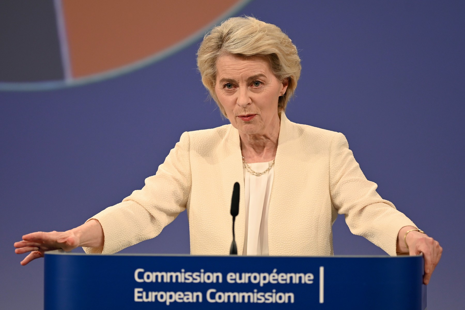 Ursula von der Leyen îi transmite mesaj de felicitare noului premier Luca Niculescu