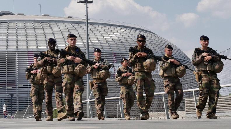Franța mobilizează forțele militare Sentinelle pe străzi pentru a contracara riscul de insurecție