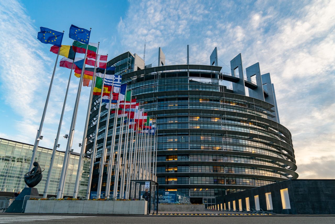 Parlamentul European amână interdicția mașinilor cu motor cu ardere internă după anul 2035
