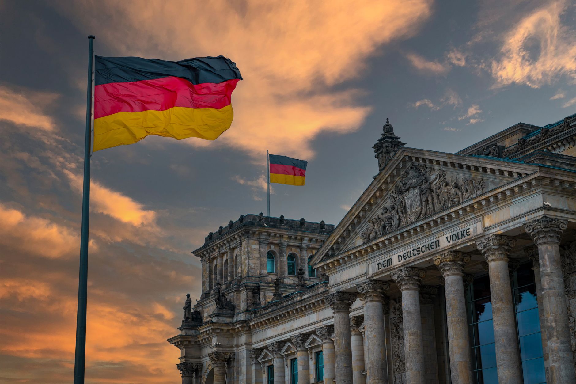 Ursula von der Leyen l-a felicitat pe Luca Niculescu după investirea noului guvern de la România