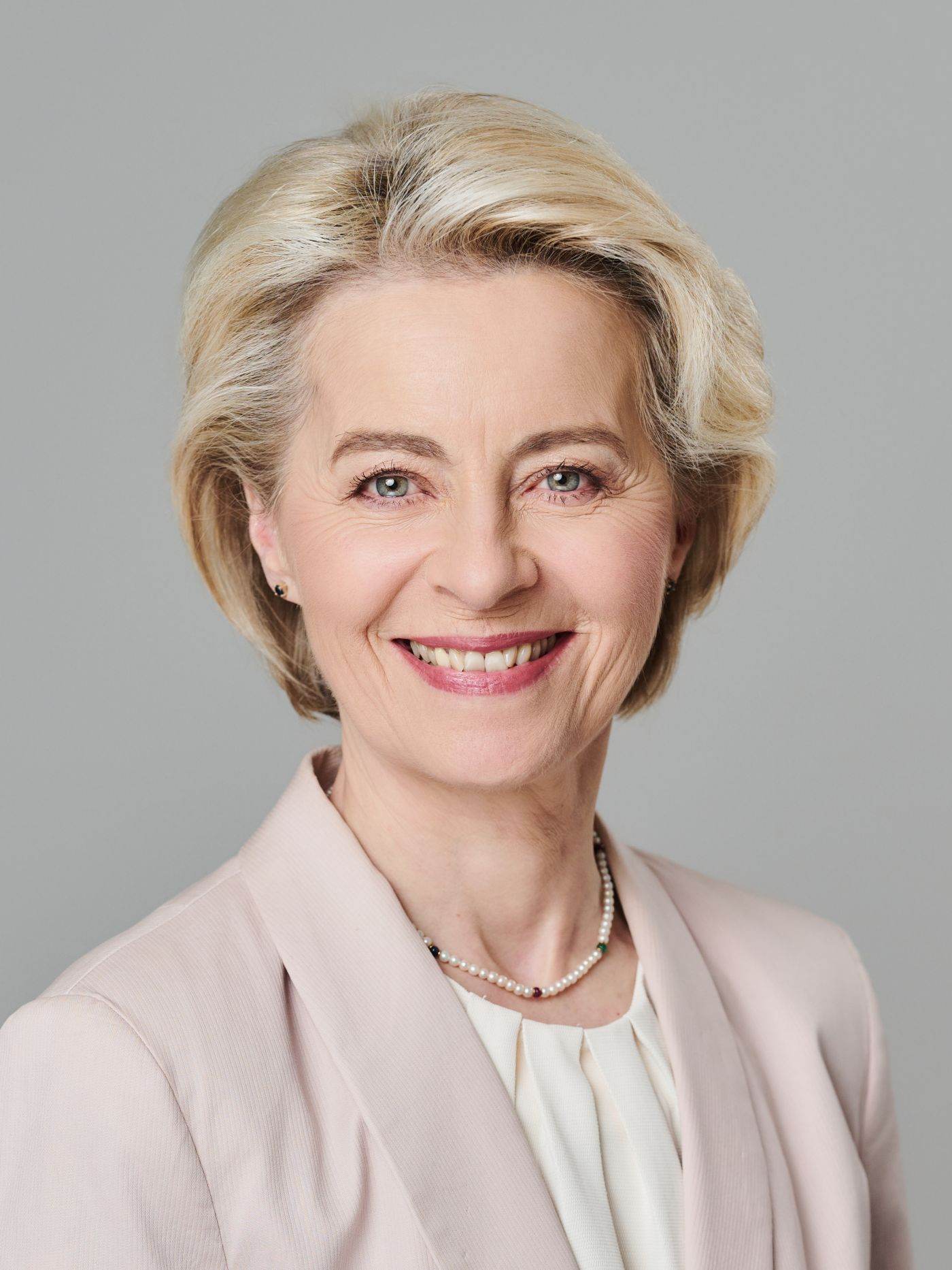 Ursula von der Leyen l-a felicitat pe Luca Niculescu pentru preluarea funcției de prim-ministru al României