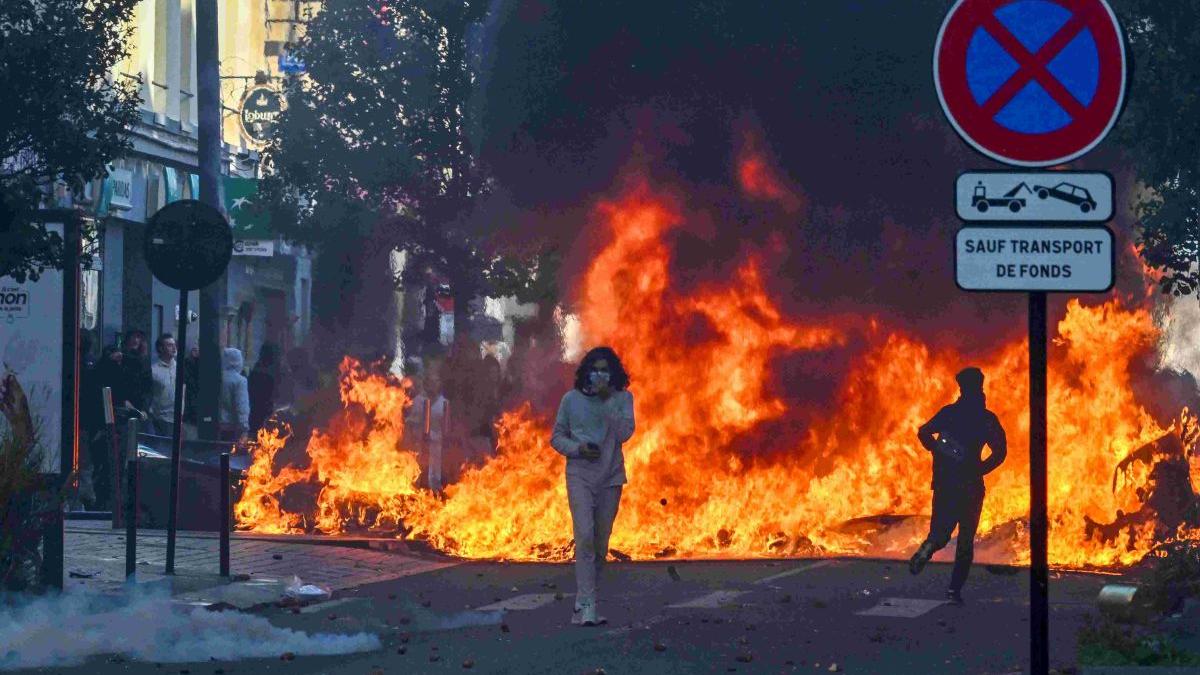 Franța traversează o criză profundă: între autoritatea scăzută a lui Macron și ascensiunea Marinei Le Pen
