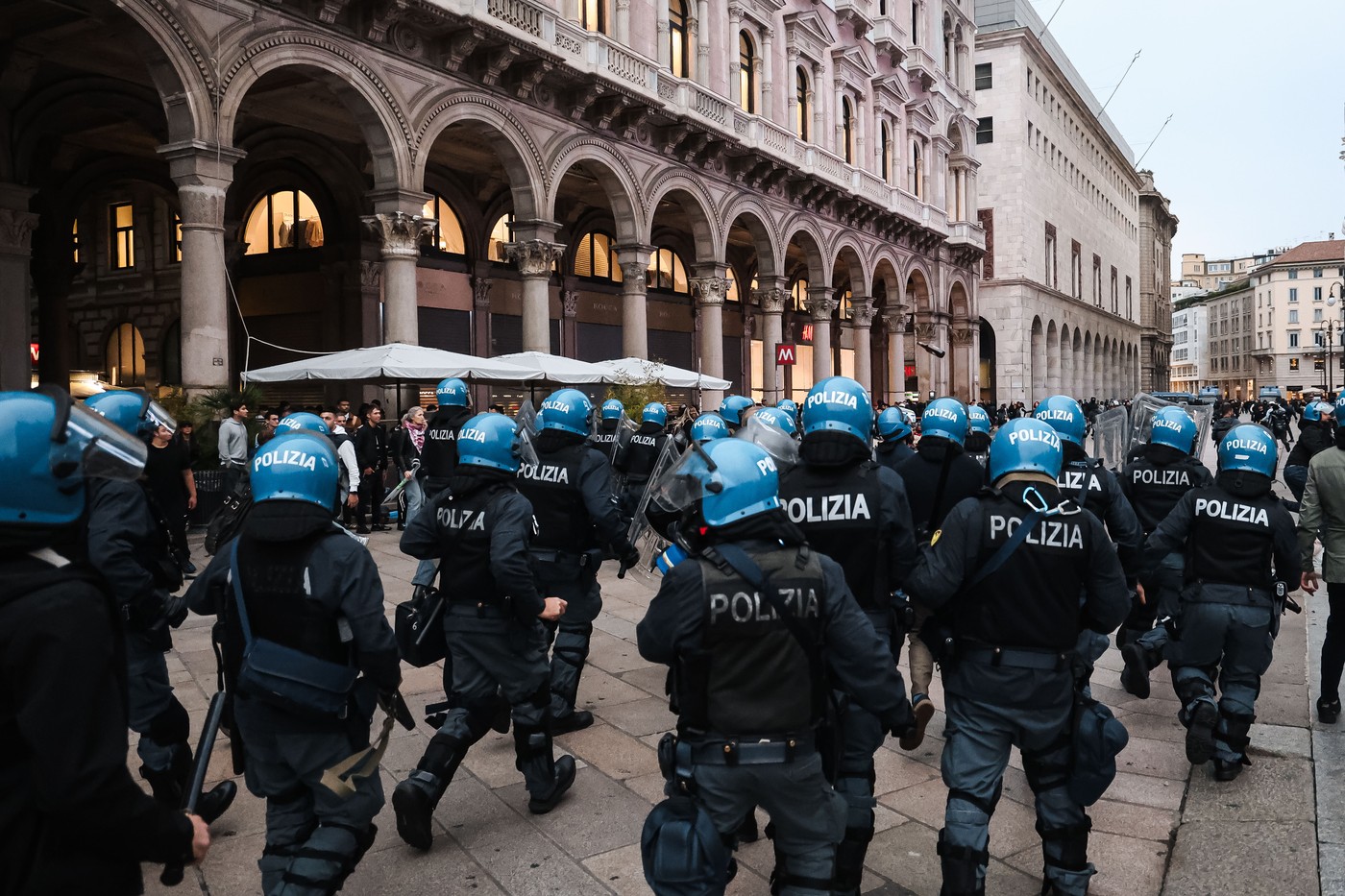 Italia trimite 500 de soldați în Milano după jafuri și violențe. Guvernul Meloni anunță măsuri dure