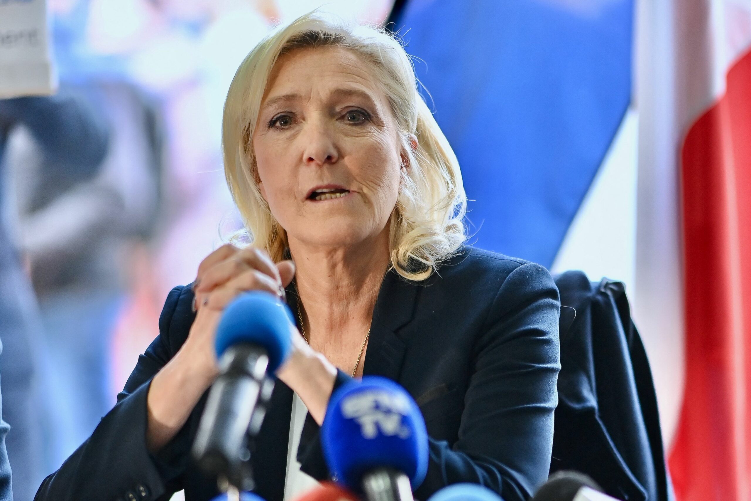 Donald Trump o laudă pe Marine Le Pen și cere închiderea urgentă a frontierelor Franței