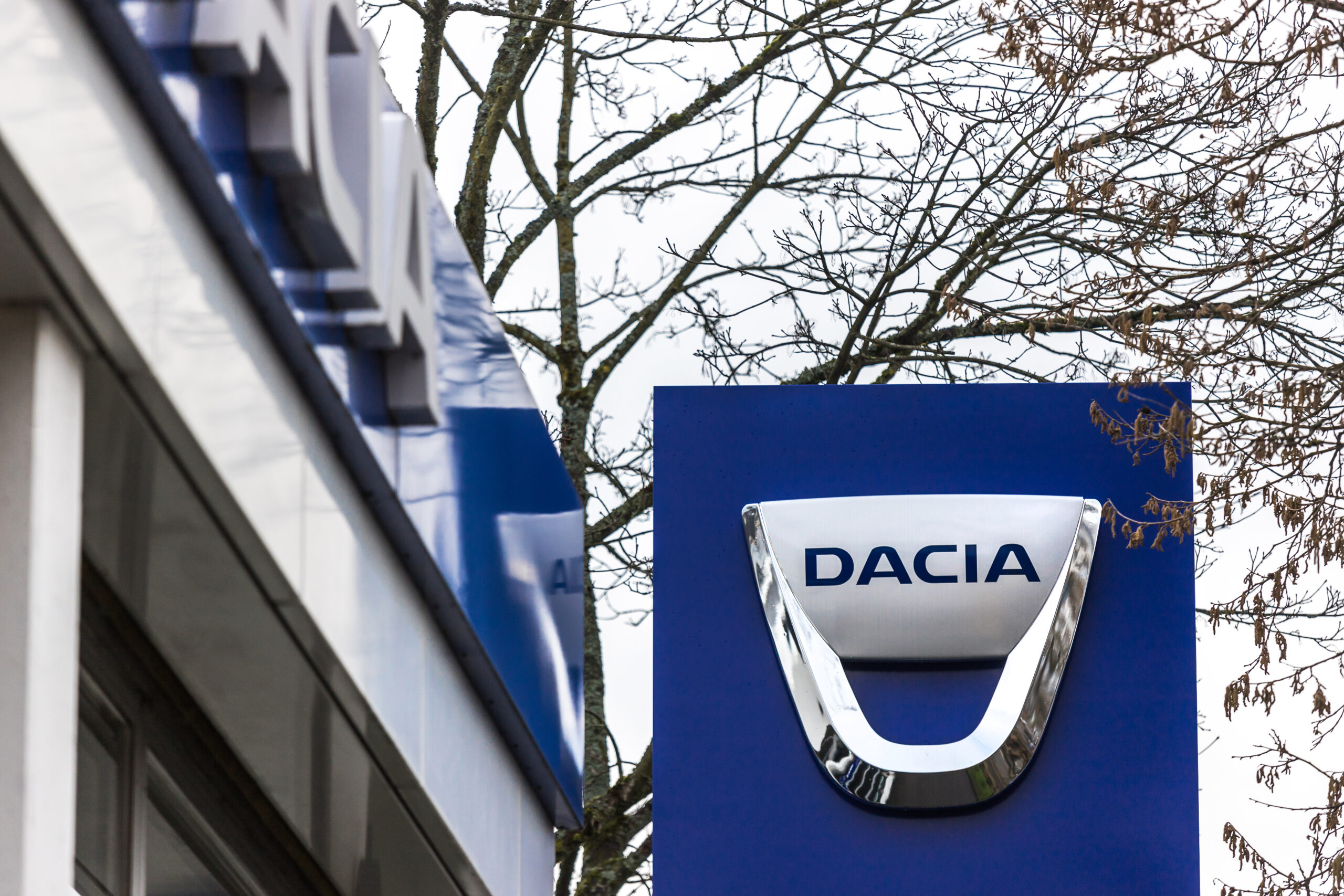 Tesla domină piața europeană de automobile, în timp ce vânzările modelelor Dacia Sandero și Logan sunt în scădere