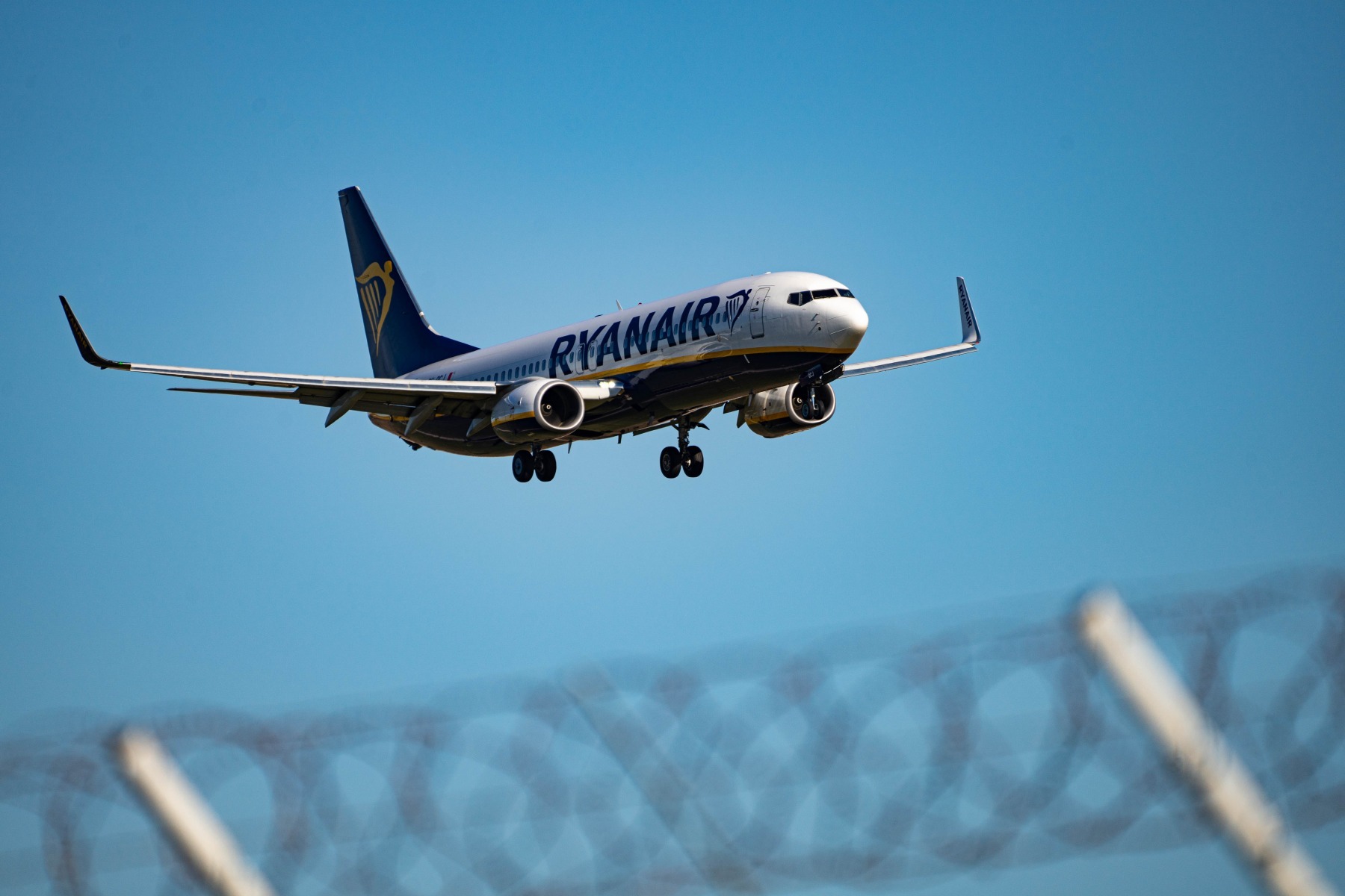 Avertisment de la Ryanair: Biletele de avion s-ar putea scumpi cu 20% din cauza combustibilului