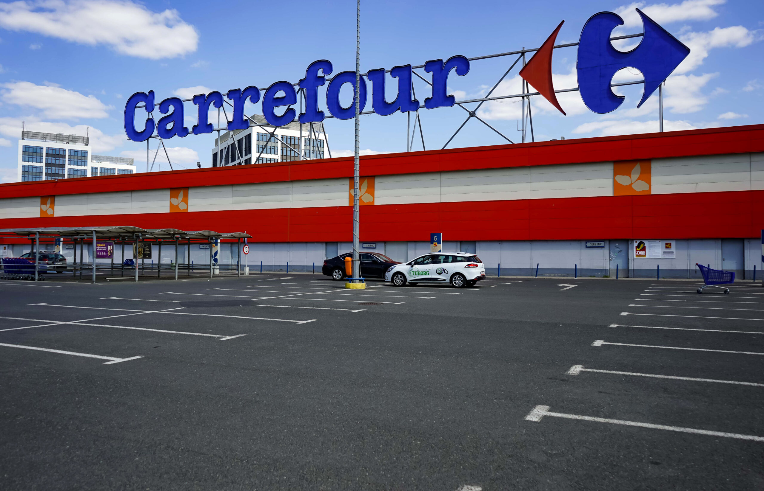 Carrefour își reduce estimările de profit după jafuri și vandalism în Franța