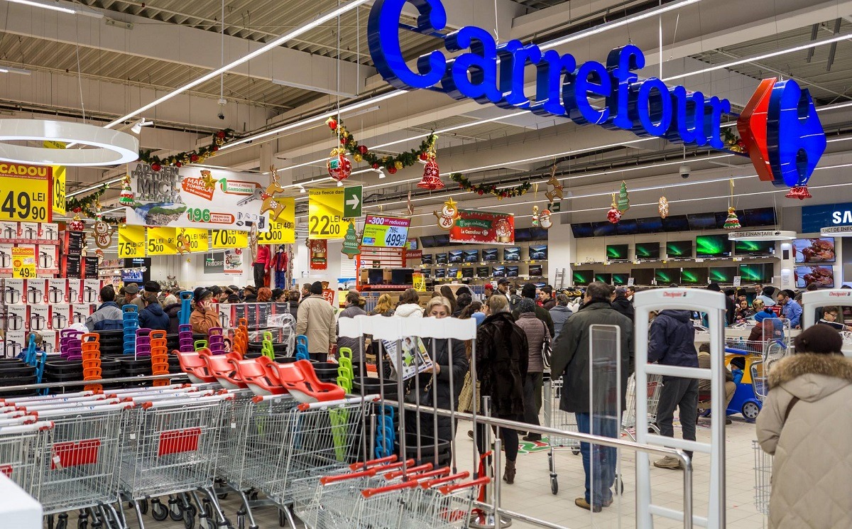 Acțiunile Carrefour au scăzut cu 12% după violențele și jafurile care au afectat magazinele din Franța