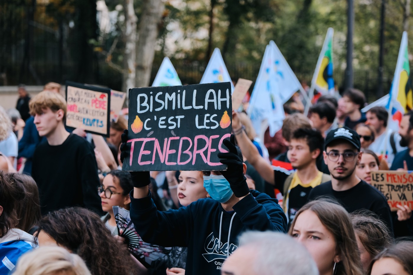 Sloganul „Bismillah, e beznă” devine simbol al protestelor din Franța și se răspândește în Europa