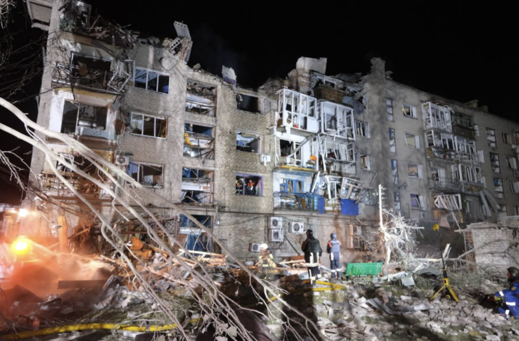 Bombardamente rusești masive asupra infrastructurii și locuințelor din Ucraina: sunt raportate victime