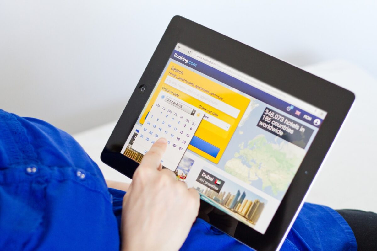 Comisia Europeană investighează Booking.com pentru riscuri de phishing și listări false