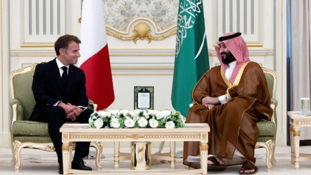 Emmanuel Macron a vizitat Arabia Saudită pentru discuții economice și securitate energetică
