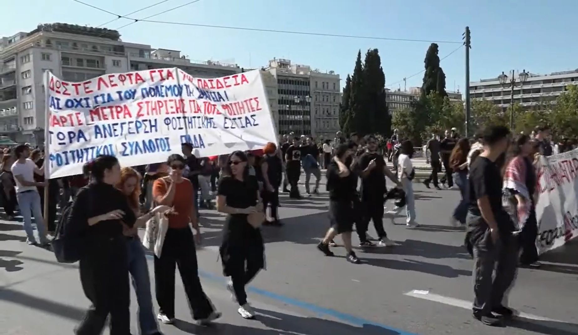 Manifestări masive în Grecia: Peste 10.000 de persoane au ieșit în stradă pentru salarii și educație