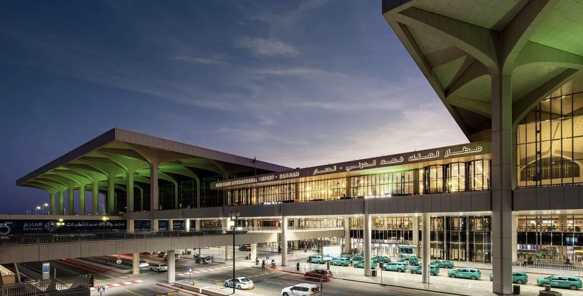 Atac sângeros asupra Aeroportului Regele Fahd din Dammam: un mort și opt răniți