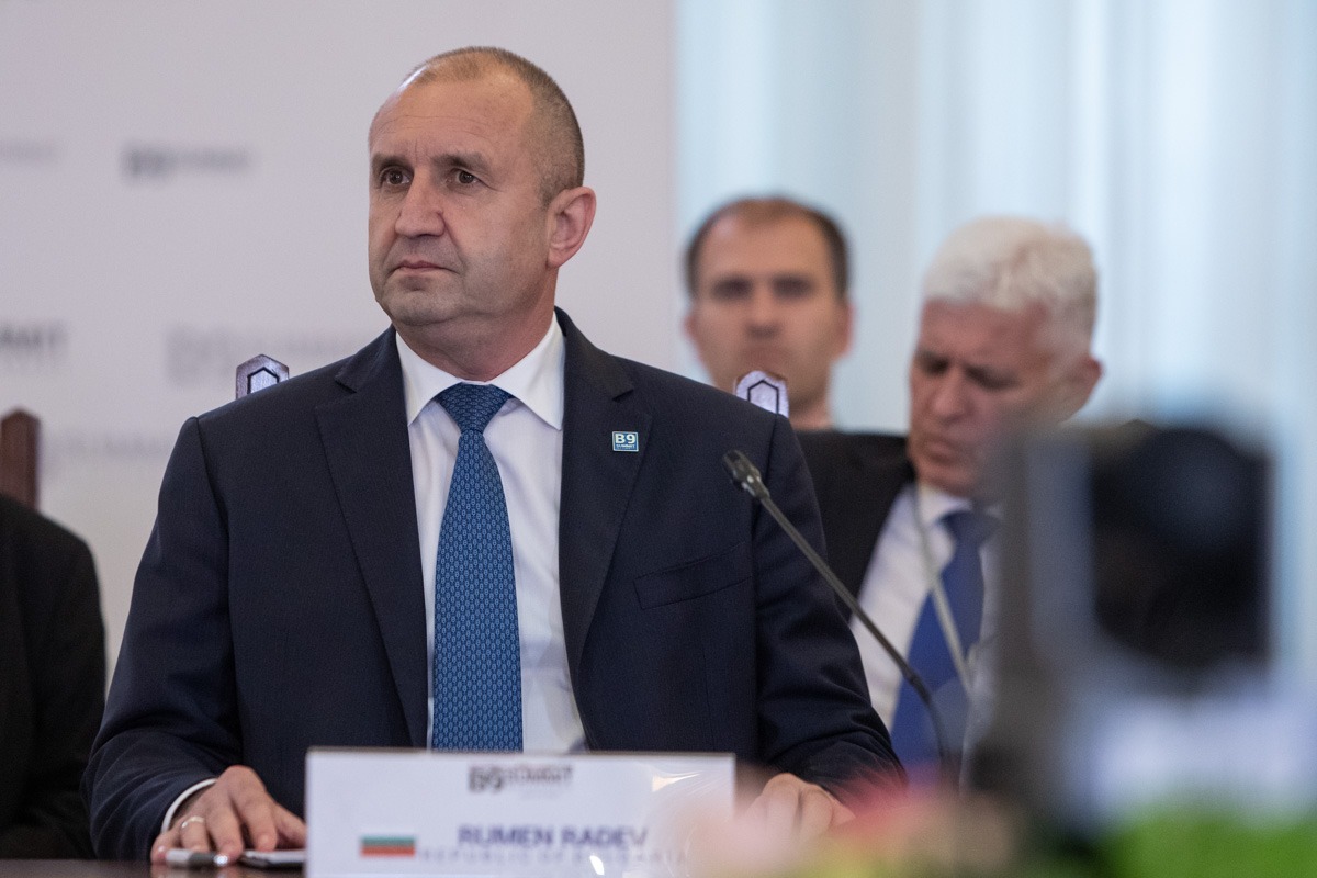 Bulgaria adoptă poziția de abținere constructivă privind finanțarea armelor pentru Ucraina