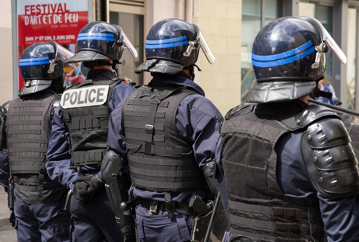 Sindicatul Alliance Police Nationale dă statul francez în judecată după revoltele violente