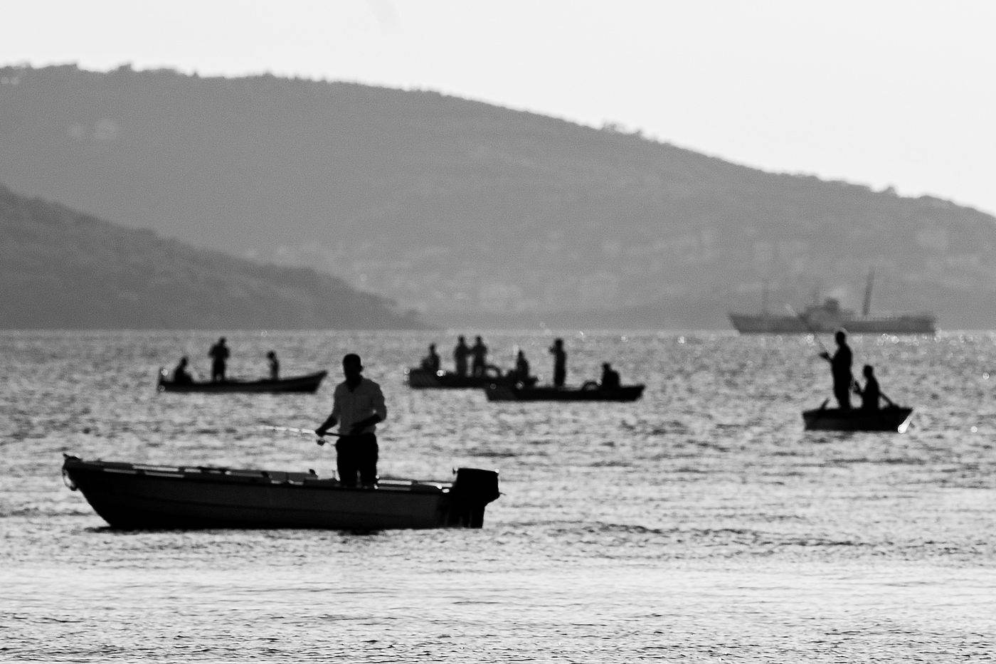 Traficanții de migranți au încasat până la 500 de milioane de dolari în 2025 pe rutele maritime către Europa