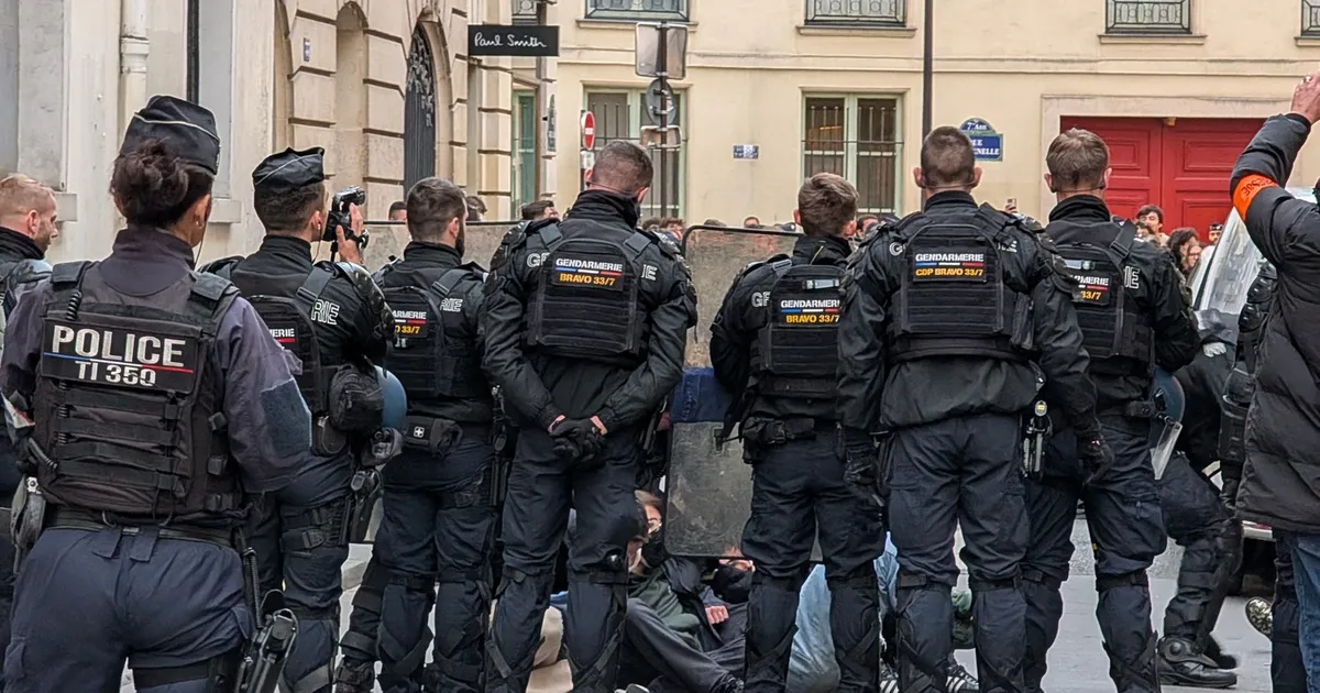 Dezinformarea și imaginile generate cu AI amplifică tensiunile și violența protestelor din Franța
