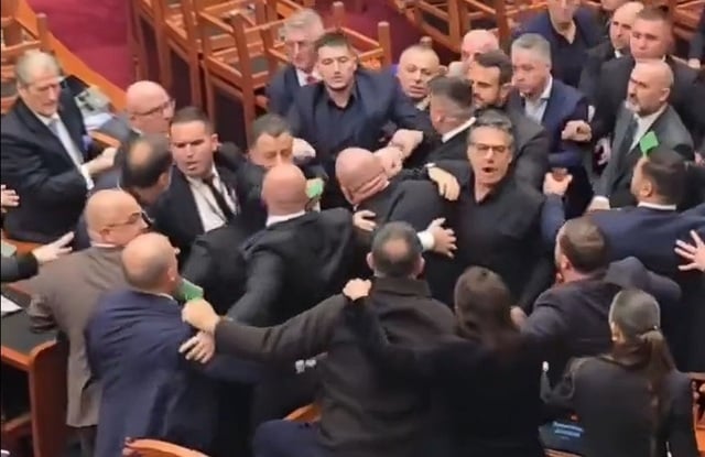 Conflict violent în Parlamentul Albaniei pe fondul protestelor studențești din Tirana