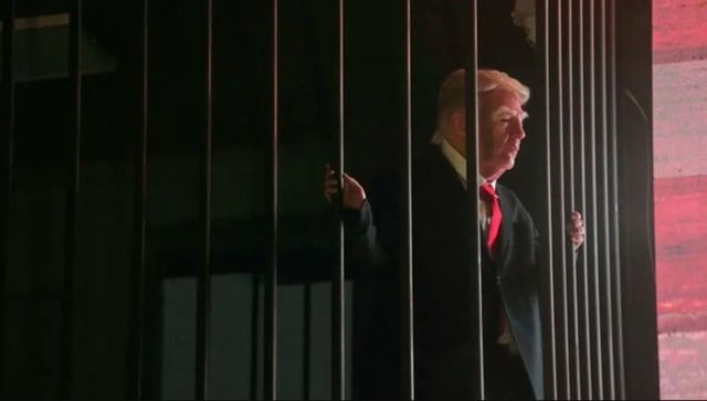Instalație stradală de la Teheran: un actor înfățișează lui Donald Trump într-o celulă de închisoare