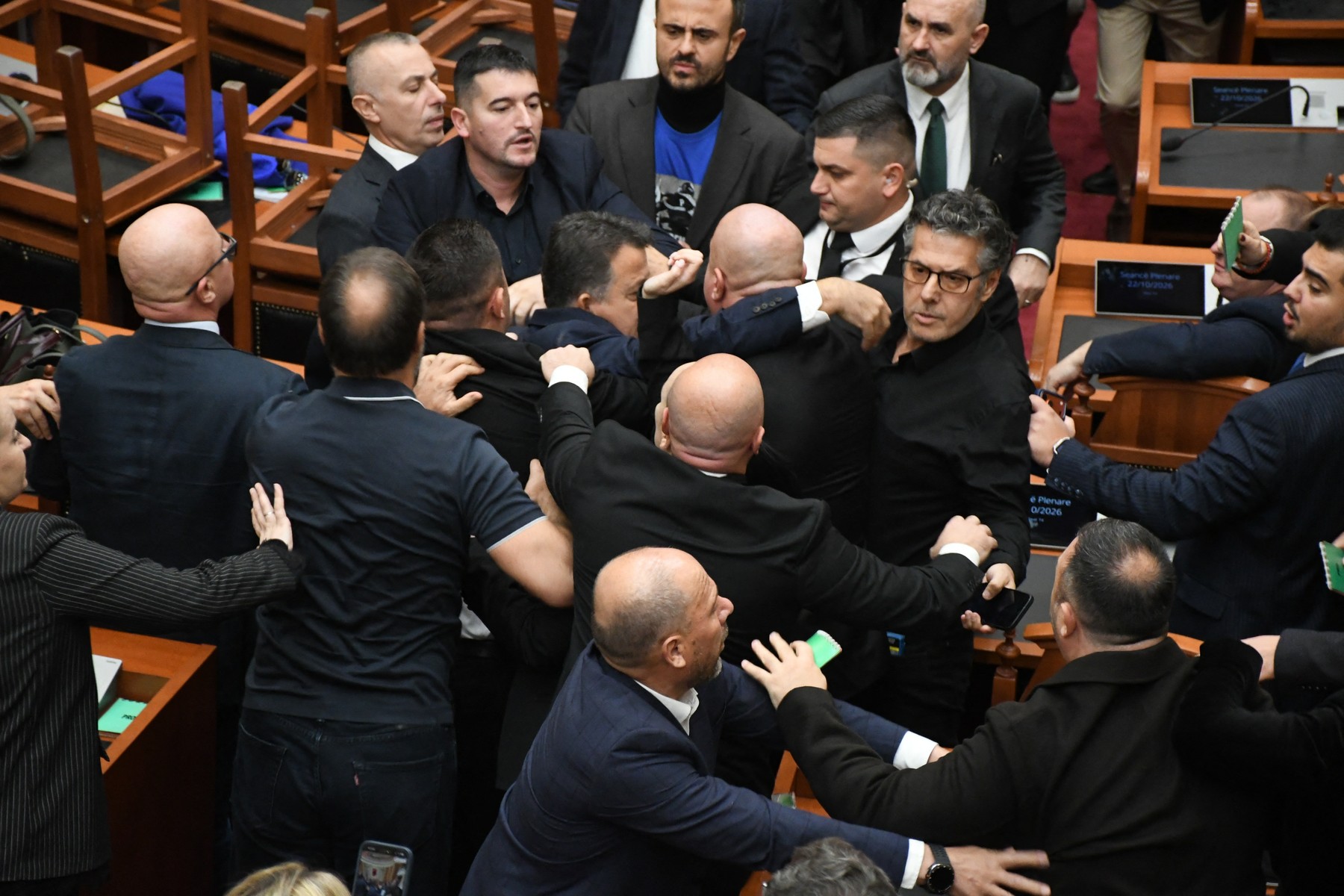 Incidente violente în Parlamentul Albaniei în urma protestelor împotriva guvernului lui Edi Rama