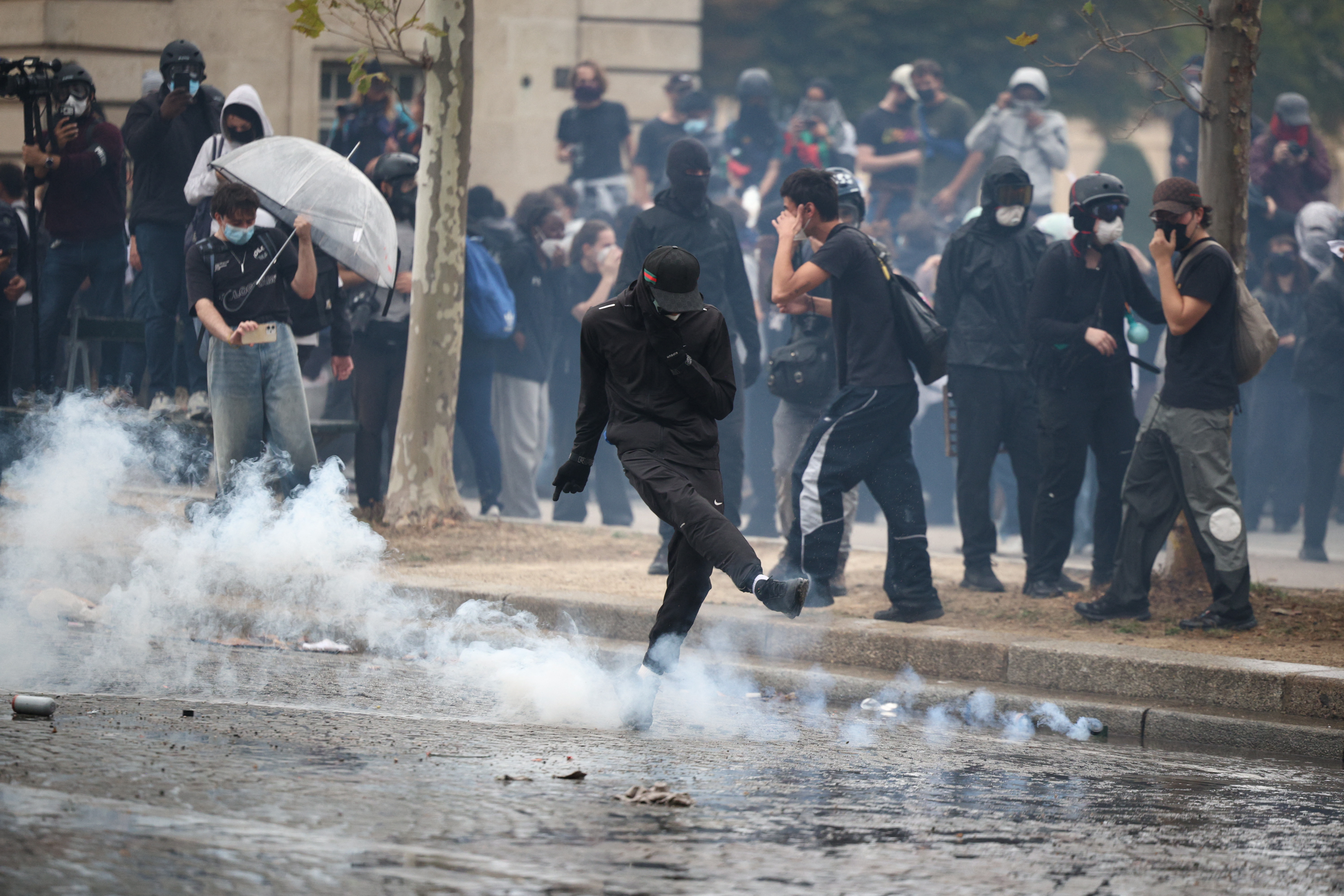 Vague de proteste în Europa: tinerii ies în stradă pentru viitorul lor și condiții de trai mai bune