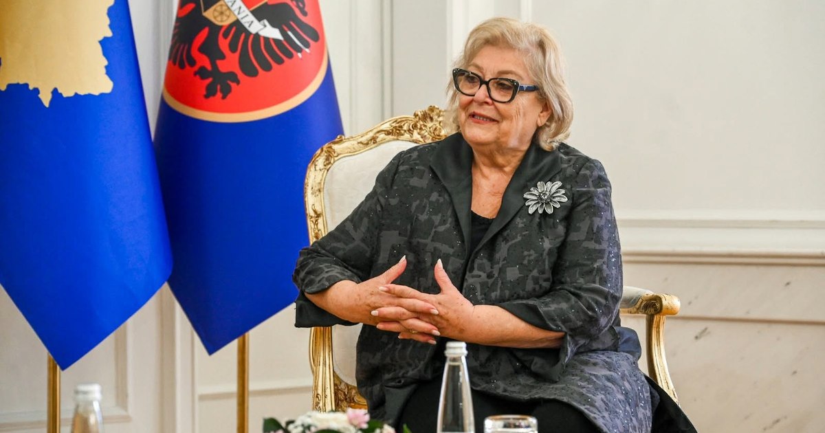 Schimbări politice în Balcani: de la președinte catolic în Kosovo la primarul virtual din Albania