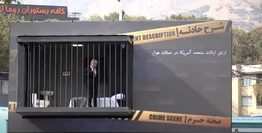 Campanie de propagandă în Teheran: o celulă de închisoare suspendată cu un actor care îl interpretează pe Trump