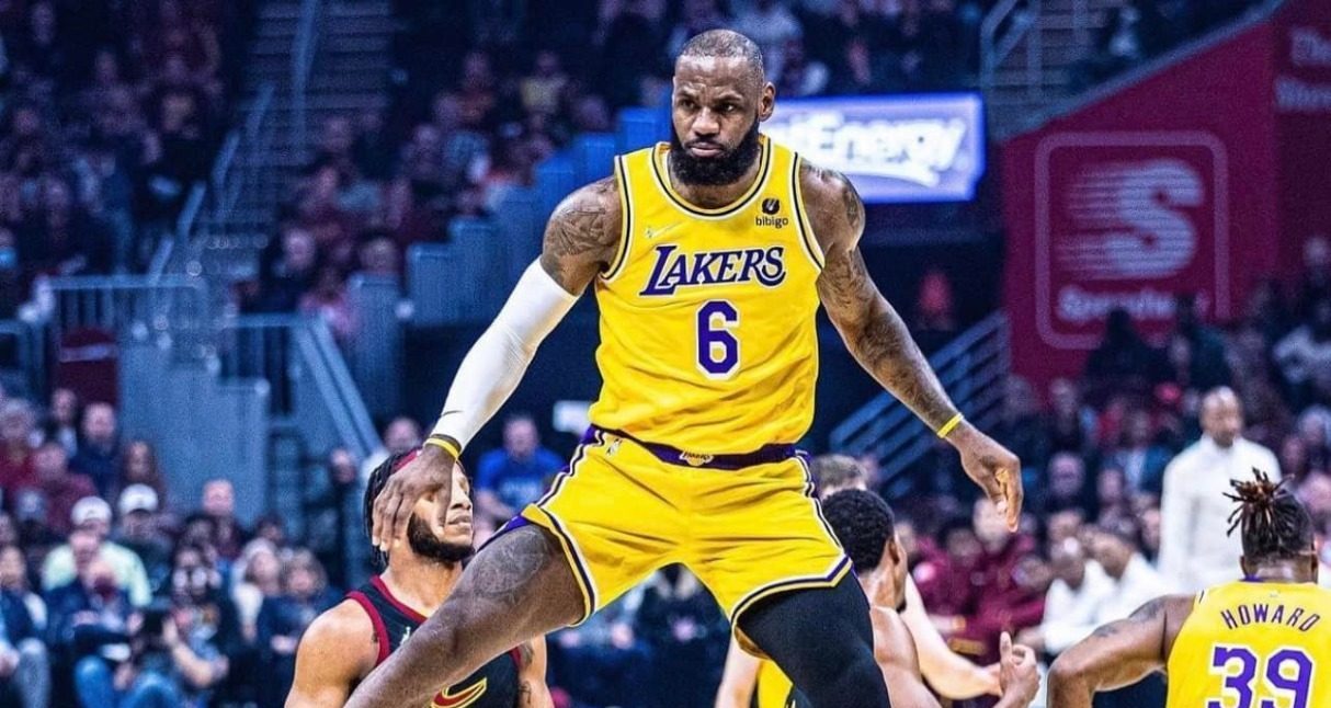 Donald Trump îl critică pe LeBron James pentru lipsa de respect față de imnul național